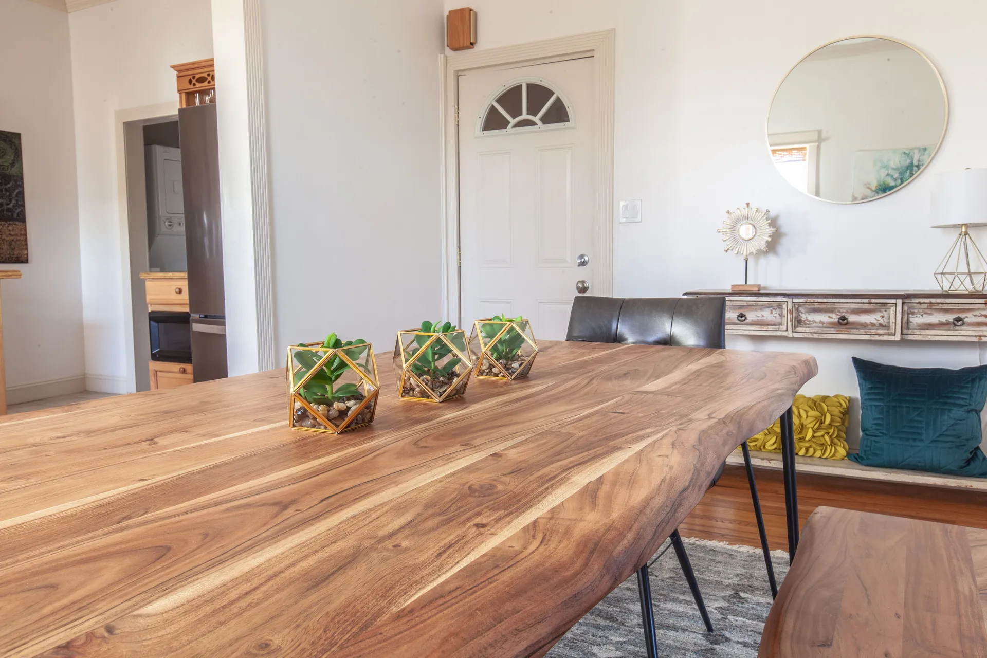 Loft B dining area with seating for guests on Independence Square